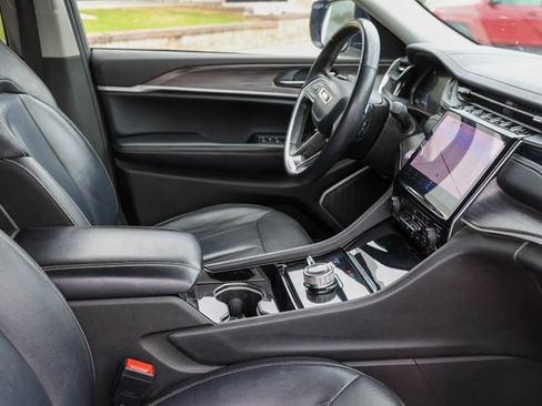 Used 2022 Jeep Grand Cherokee L Limited w/ Black Appearance Package AWD/4WD image 17