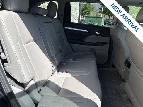 Used 2019 Toyota Highlander XLE AWD/4WD image 11