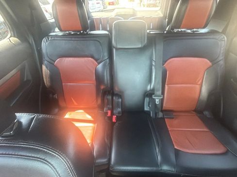 Used 2019 Ford Explorer XLT w/ Equipment Group 202A FWD image 5