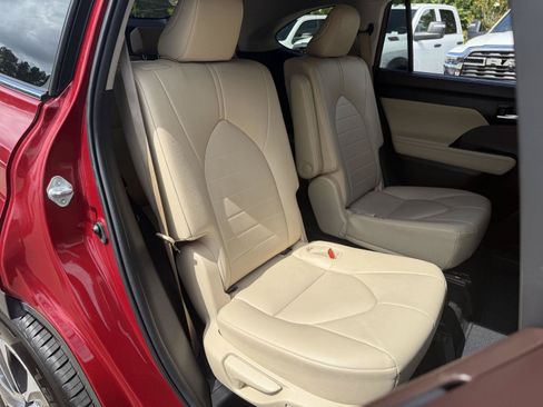 Used 2022 Toyota Highlander XLE FWD image 20