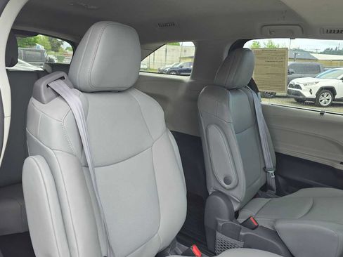 Used 2021 Toyota Sienna XLE AWD/4WD image 12