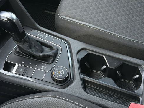 Used 2021 Volkswagen Tiguan S image 39