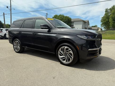 Used 2025 Lincoln Navigator Reserve AWD/4WD image 3