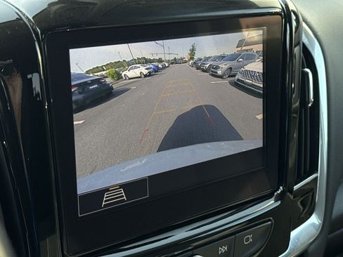 Used 2021 Chevrolet Traverse LT FWD image 19