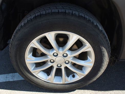 Used 2019 Jeep Cherokee Latitude w/ Popular Appearance Group image 16