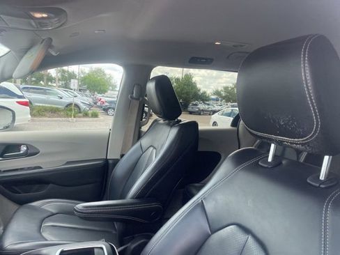 Used 2023 Chrysler Pacifica Touring-L FWD image 11