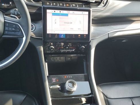 Used 2023 Jeep Grand Cherokee L Limited AWD/4WD image 16