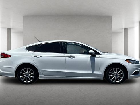 Used 2017 Ford Fusion SE w/ Fusion SE Technology Package FWD image 3