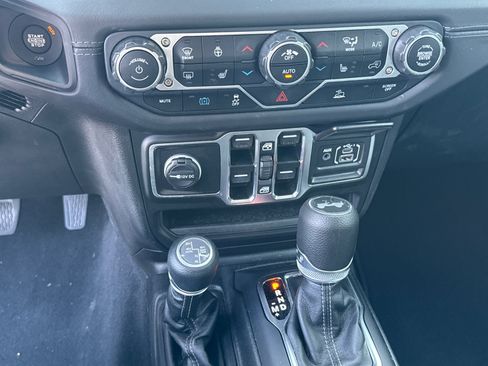 Used 2025 Jeep Wrangler Unlimited Sahara AWD/4WD image 24