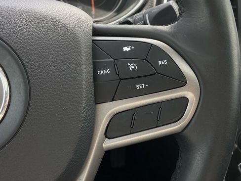 Used 2019 Jeep Cherokee Latitude Plus w/ Comfort/Convenience Group AWD/4WD image 21