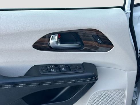 Used 2021 Chrysler Pacifica Limited image 18