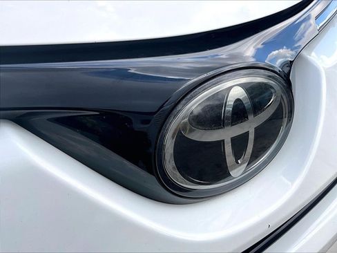 Used 2018 Toyota RAV4 LE FWD image 30