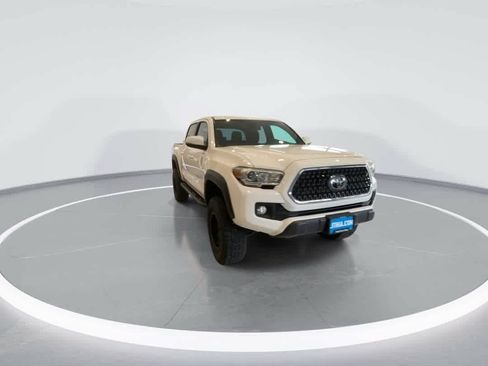 Used 2018 Toyota Tacoma TRD Off-Road w/ Technology Package AWD/4WD image 3