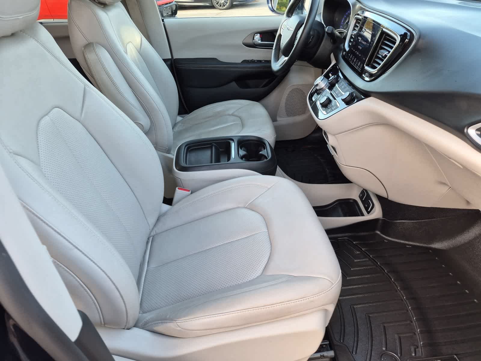 Used 2020 Chrysler Pacifica Touring-L w/ Advanced Safetytec Group FWD image 21