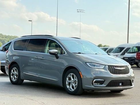 Used 2023 Chrysler Pacifica Limited FWD image 34