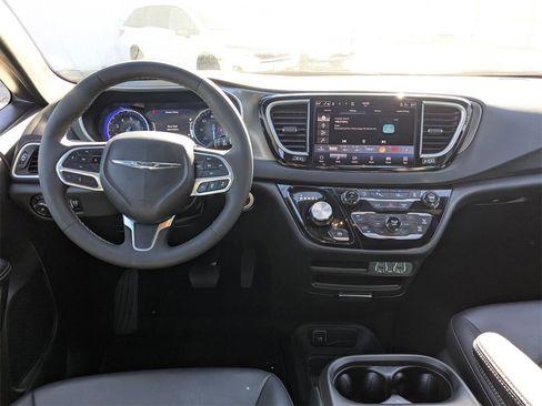Used 2025 Chrysler Pacifica Select image 22
