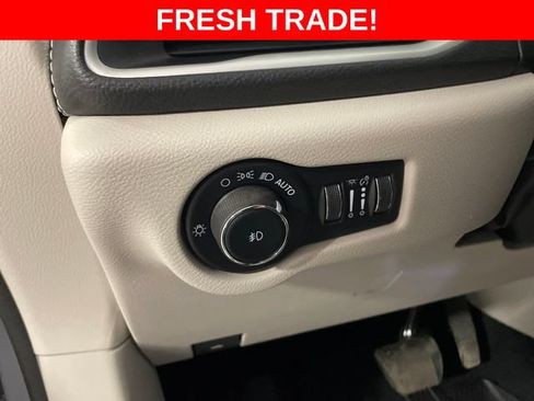 Used 2023 Chrysler Pacifica Touring-L AWD/4WD image 29
