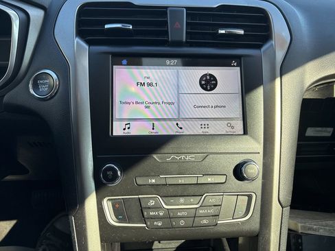 Used 2019 Ford Fusion SE image 18