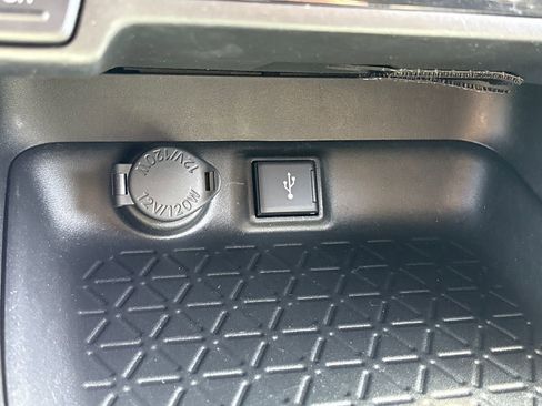 Used 2021 Toyota RAV4 LE AWD/4WD image 16