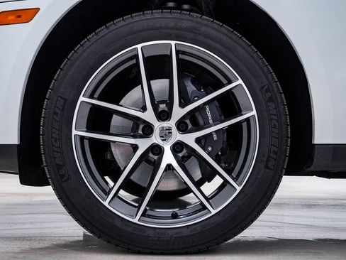 Certified 2025 Porsche Macan image 13