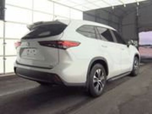 Used 2023 Toyota Highlander XLE FWD image 4