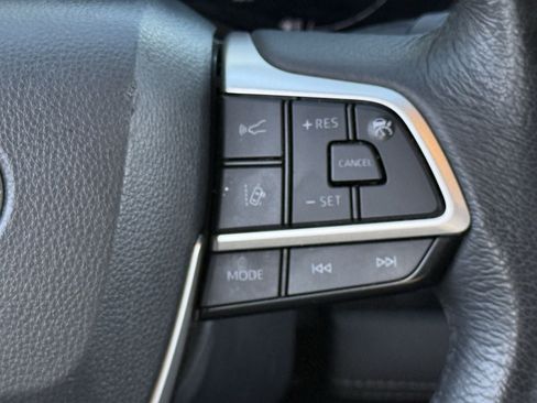 Used 2025 Toyota Sienna XLE FWD image 14