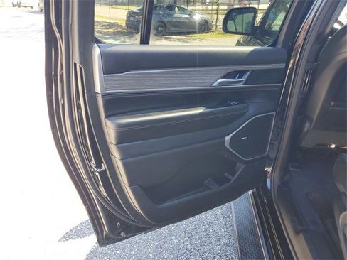 Used 2024 Jeep Wagoneer L Series II image 30