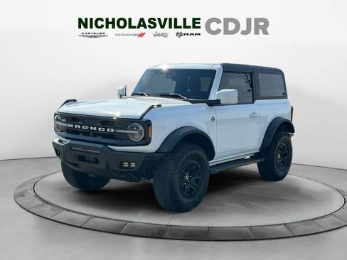 Used 2023 Ford Bronco Outer Banks w/ Sasquatch Package AWD/4WD image 1