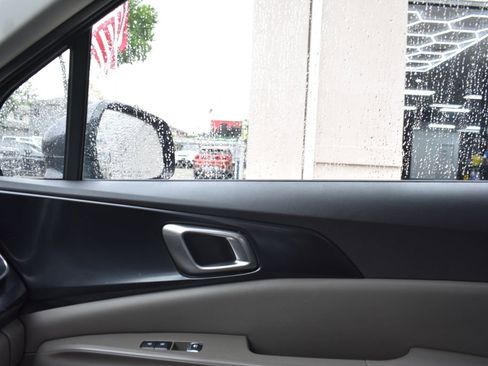Used 2025 Kia Carnival FWD image 20