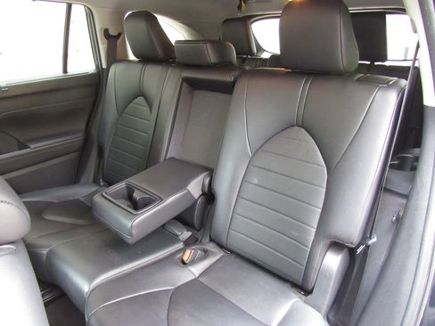 Used 2024 Toyota Highlander XLE AWD/4WD image 16