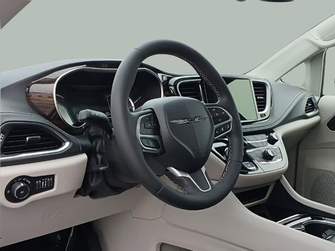 Certified 2023 Chrysler Pacifica Limited image 12