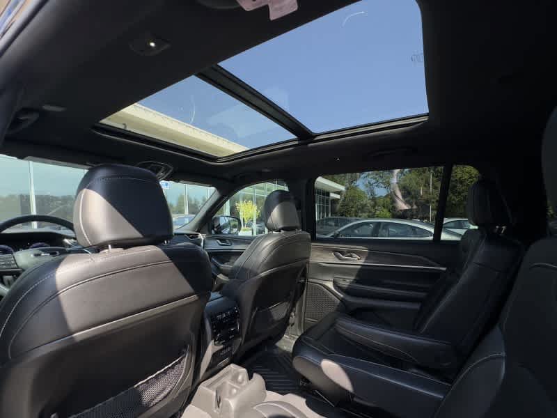 Used 2024 Jeep Grand Cherokee L Limited w/ Black Appearance Package RWD image 18