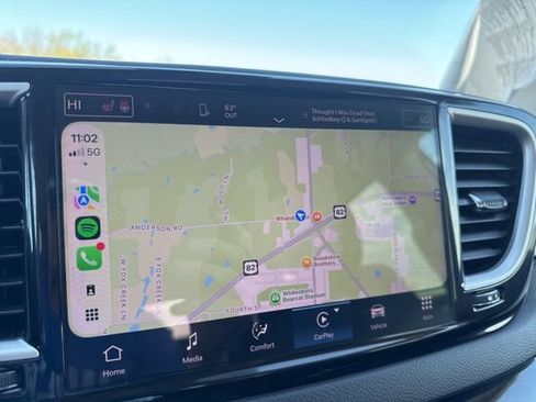 Used 2024 Chrysler Pacifica Touring-L FWD image 3