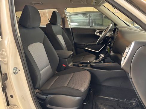 Used 2025 Kia Soul LX w/ LX Technology Package FWD image 34