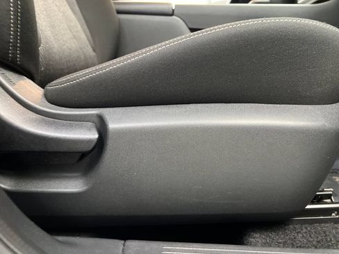 Used 2025 Nissan Rogue SV AWD/4WD image 29