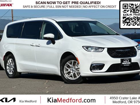 Used 2023 Chrysler Pacifica Touring-L FWD image 1