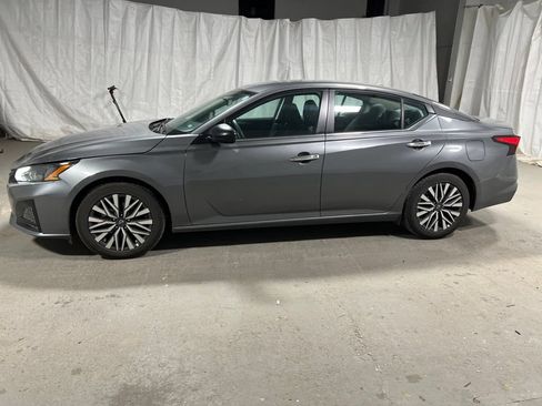 Used 2025 Nissan Altima 2.5 SV FWD image 4
