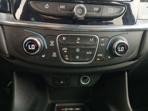 Used 2023 Chevrolet Traverse LT FWD image 25