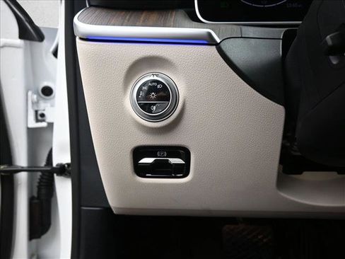 Certified 2025 Mercedes-Benz C 300 4MATIC Sedan image 17