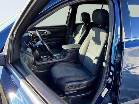 Used 2023 Chevrolet Traverse LT image 3