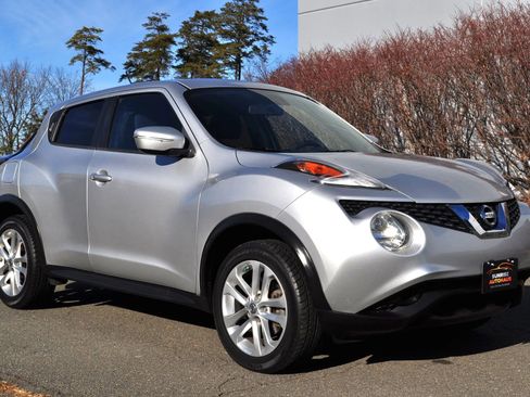 Used 2017 Nissan Juke SV image 3