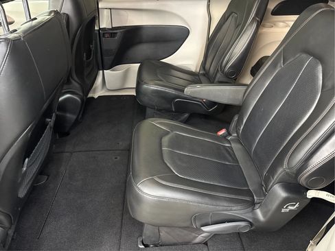 Used 2019 Chrysler Pacifica Touring-L FWD image 14