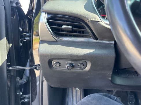 Used 2019 Chevrolet Traverse LT FWD image 10