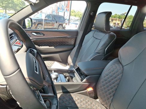 New 2025 Jeep Grand Cherokee Summit image 5