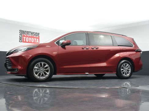 Used 2025 Toyota Sienna XLE FWD image 29