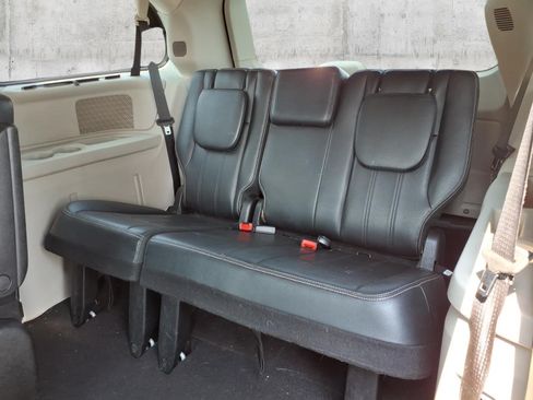 Used 2013 Chrysler Town & Country Touring-L w/ Driver Convenience Group FWD image 8