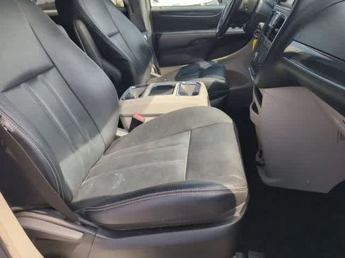 Used 2014 Chrysler Town & Country Touring FWD image 22