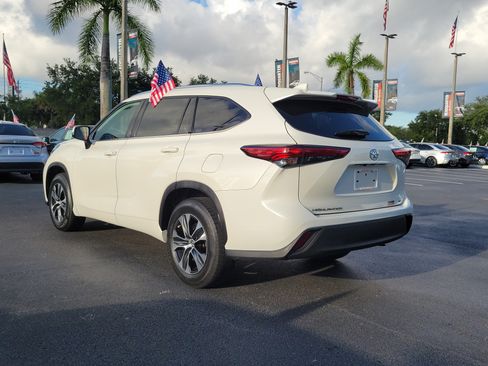 Used 2020 Toyota Highlander XLE FWD image 9