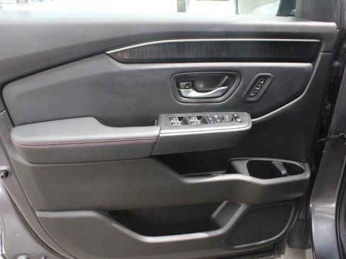Used 2025 Honda Pilot Black Edition image 23
