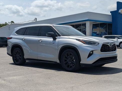 Used 2021 Toyota Highlander XLE FWD image 2
